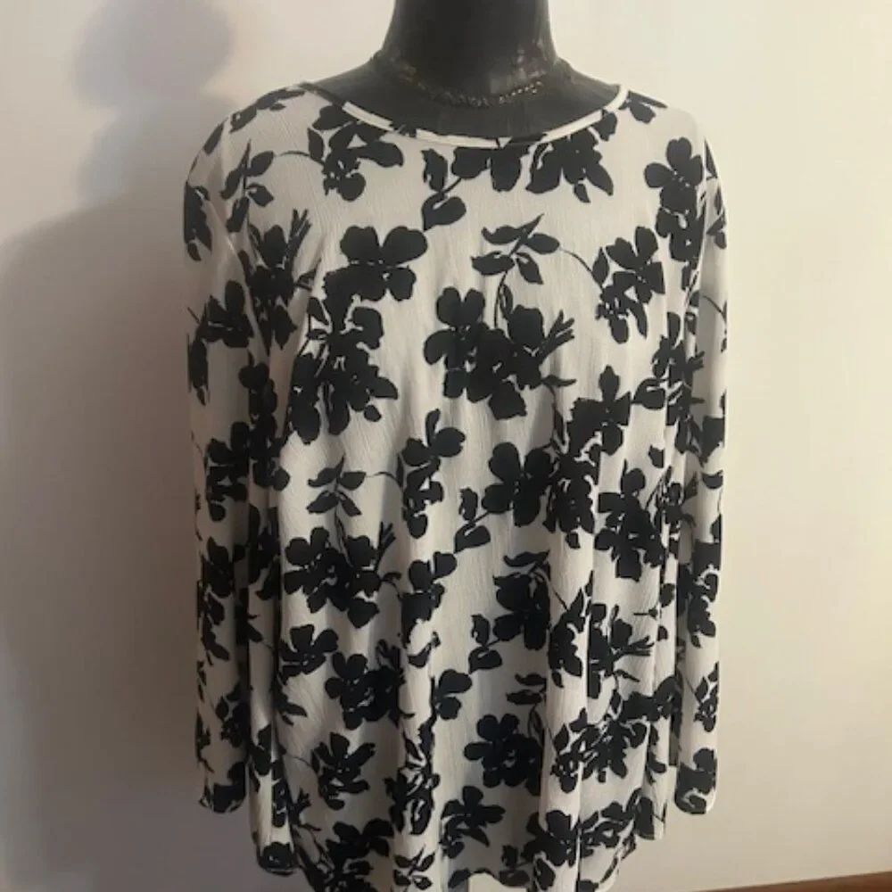 Vince Camuto Black/White Floral bell sleeves tunic, size 1X